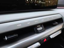 Podsvícená lišta obsahuje tlačítka s haptickou odezvou, jejich čitelnost je ale kvůli světlé barvě horší.