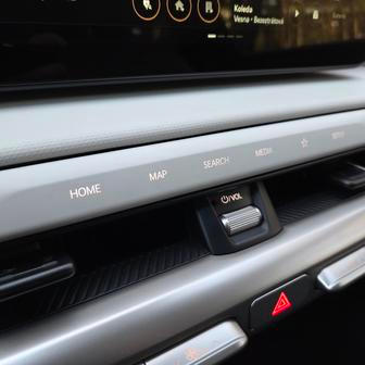 Podsvícená lišta obsahuje tlačítka s haptickou odezvou, jejich čitelnost je ale kvůli světlé barvě horší.