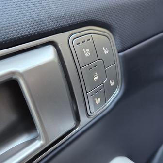 Ovládání výhřevu volantu i předních sedadel, respektive ventilace sedadel je ve dveřích.