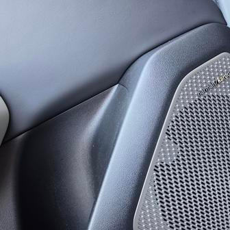 Audio Harman Kardon s osmi reproduktory a zesilovačem hraje fantasticky.