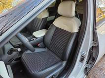 Přední sedadla mají ve verzi GT-Line standardně vyhřívání a ventilaci, k tomu elektrické ovládání sedačky řidiče a také velmi pohodlný tvar opěrek hlav.