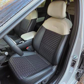 Přední sedadla mají ve verzi GT-Line standardně vyhřívání a ventilaci, k tomu elektrické ovládání sedačky řidiče a také velmi pohodlný tvar opěrek hlav.