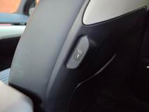 Cestující vzadu mají k dispozici i USB porty v opěradlech předních sedadel...