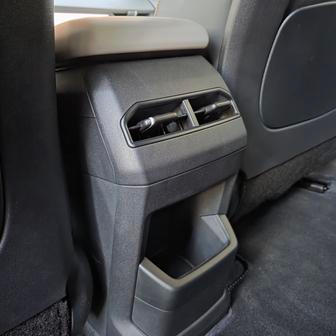 Pro cestující jsou vzadu výdechy ventilace a malá odkládací schránka.