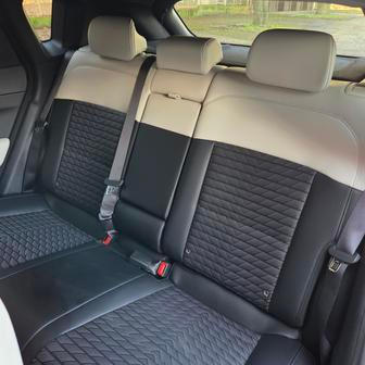 Vzadu je v EV4 královské množství prostoru hlavně před koleny, hatchback pak díky rovné střeše nestrádá ani nad hlavou.