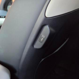 Cestující vzadu mají k dispozici i USB porty v opěradlech předních sedadel...