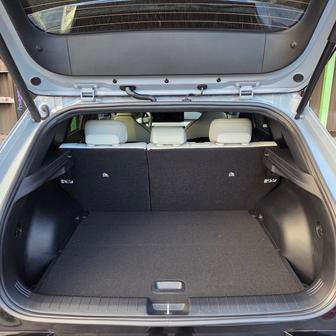 V základu má zavazadlový prostor 435 litrů, potěší malý schod mezi podlahou a nakládacím prahem.