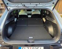 Zadní opěradla se sklápějí do roviny a vytvoří prostor o objemu 1415 litrů.