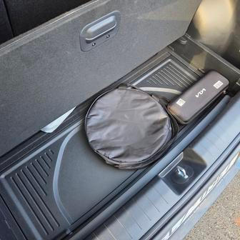 Pod podlahou je schránka, kam hravě schováte třeba nabíjecí kabely.