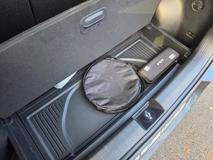 Pod podlahou je schránka, kam hravě schováte třeba nabíjecí kabely.