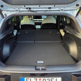 Zadní opěradla se sklápějí do roviny a vytvoří prostor o objemu 1415 litrů.