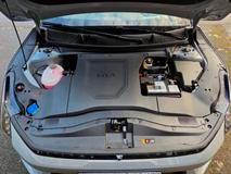 Vpředu není, na rozdíl třeba od sesterské EV3, frunk.