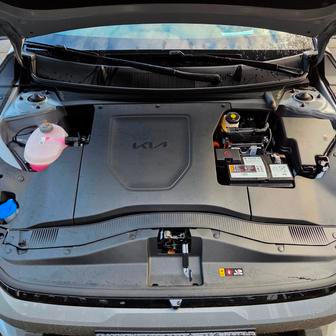 Vpředu není, na rozdíl třeba od sesterské EV3, frunk.