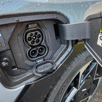 Nabíjení je možné 11 kW u střídavého a maximálně 128 kW u stejnosměrného proudu.