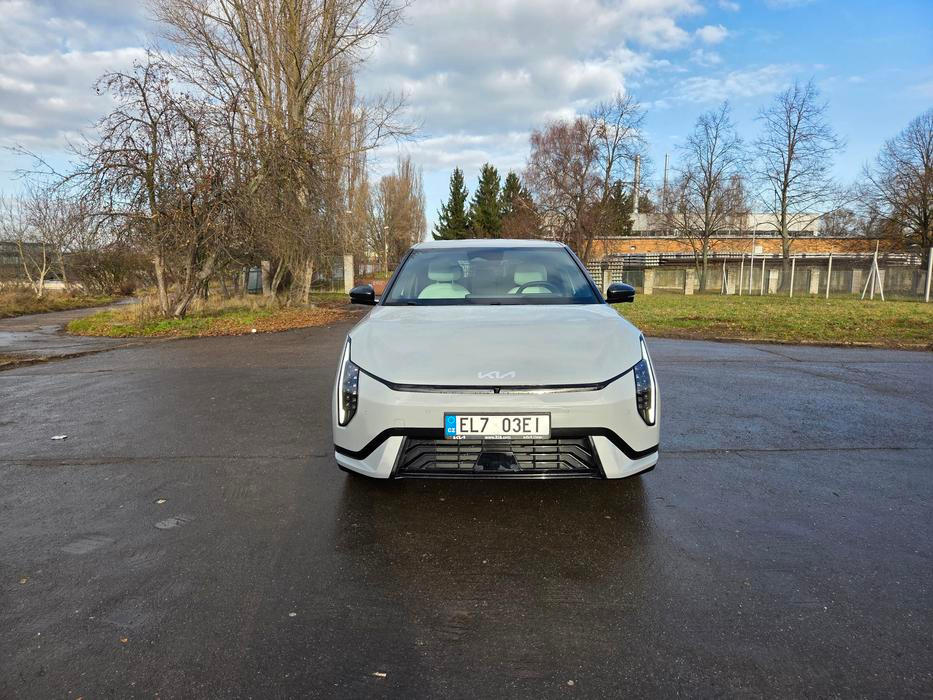 Na českém trhu se nabízí se dvěma karoseriemi: jako hatchback nebo sedan, kterému automobilka říká fastback.