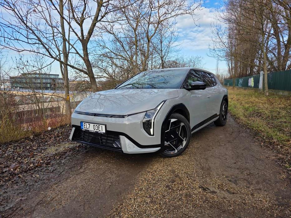 Baterie v útrobách má 58,3 nebo 81,4 kWh; s větší baterkou a na 17palcových kolech zvládne EV4 papírově až 625 kilometrů. Realita je o něco horší.