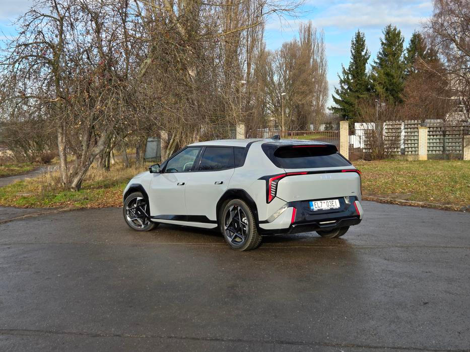 V zimě EV4 i s extenzivním použitím dálnice a na 19palcových kolech umí jezdit za 21,1 kWh / 100 km, ve městě a mimo něj se kombinace dostane k 18 kWh / 100 km.