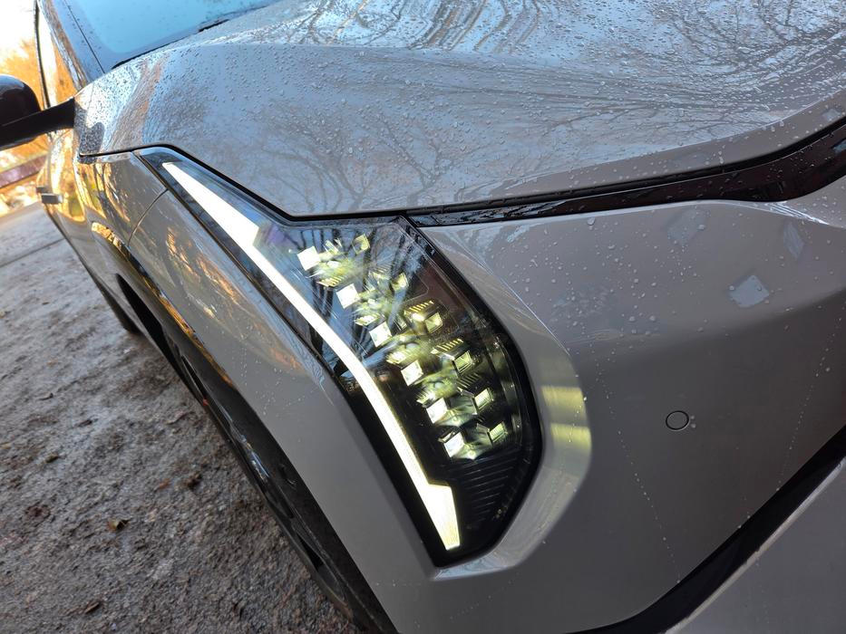 Standardem výbavy GT-Line jsou adaptivní přední LED světla, která i v noční mlze svítí opravdu dobře a umí vykrývat protijedoucí vozidla.