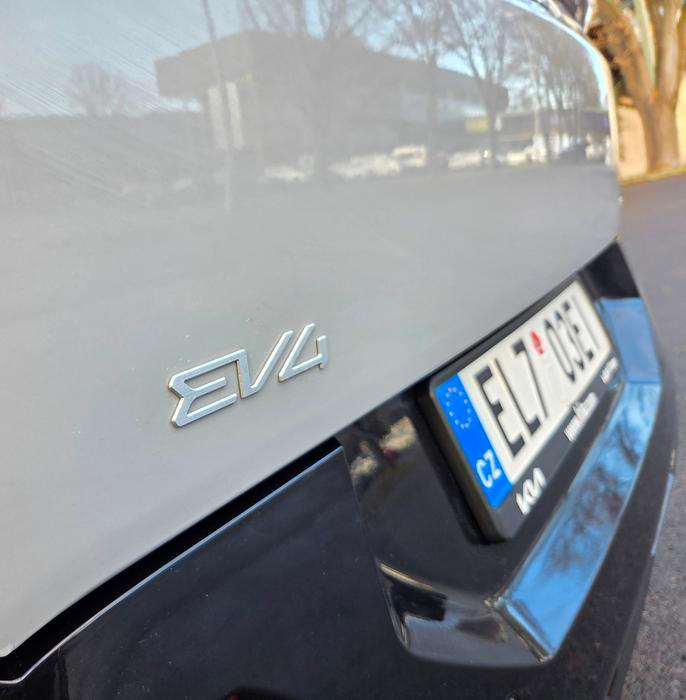 Model EV4 je technicky blízký příbuzný SUV EV3, oba mají 400V verzi platformy E-GMP.