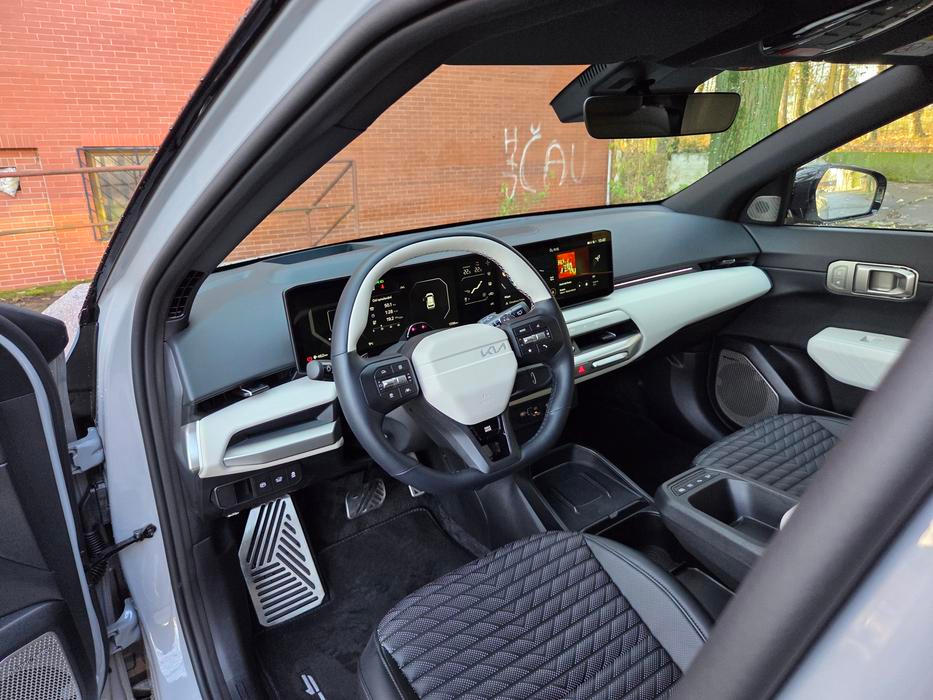 Interiér má rozvržení známé z jiných modelů Kia, což ale není na škodu; až na pětipalcový displej klimatizace je ergonomie na vysoké úrovni.