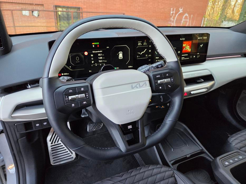 Volant by mohl mít o kousek menší průměr, aby byla pozice za ním přirozenější, nicméně má příjemný povrh potažený umělou kůží.