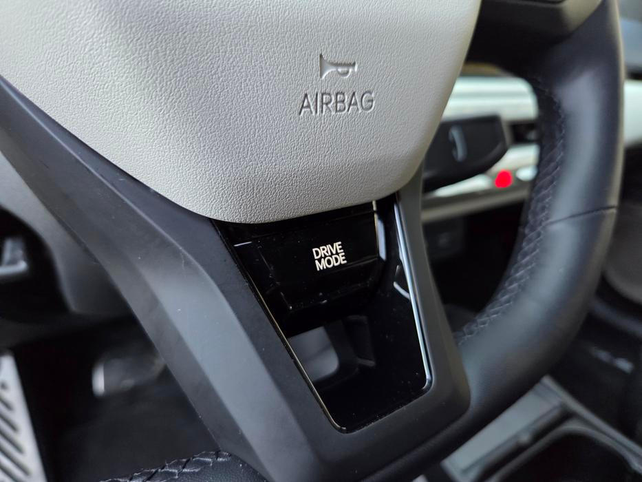 Volba jízdních režimů je na volantu, upraví se nejen charakteristika nastavení třeba odezvy plynového pedálu, ale i barva ambientního osvětlení.