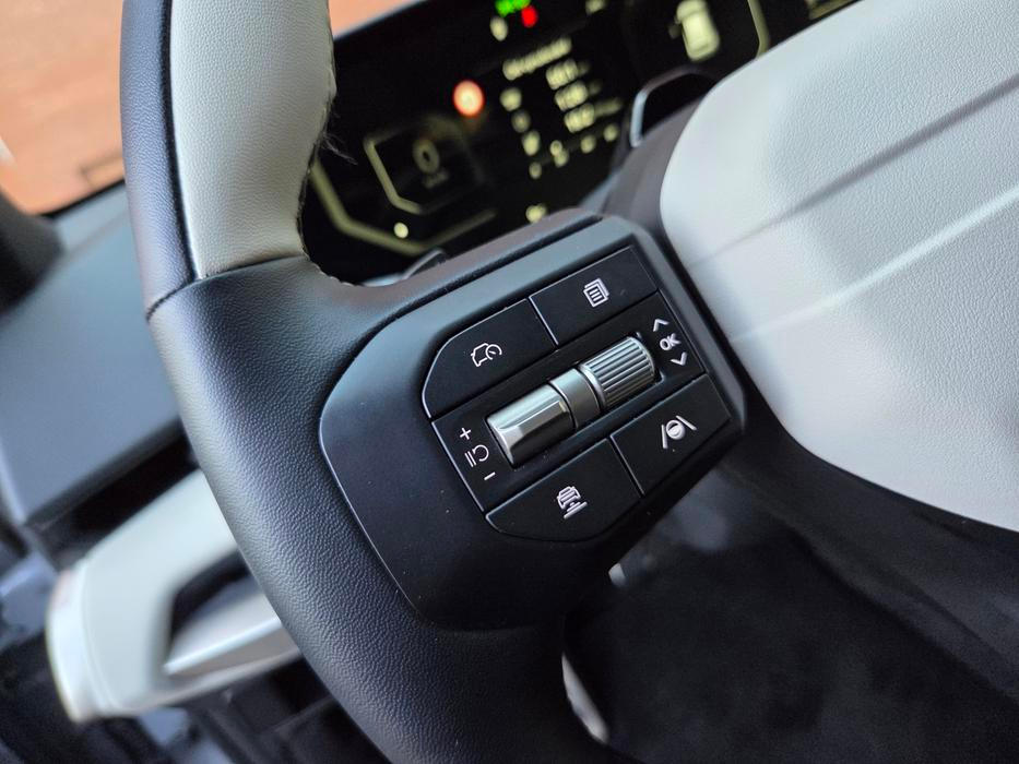 Na volantu nechybí fyzická tlačítka.