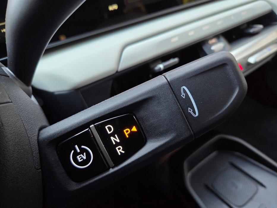 Volič převodovky je pod volantem, tlačítko EV slouží k nastartování.