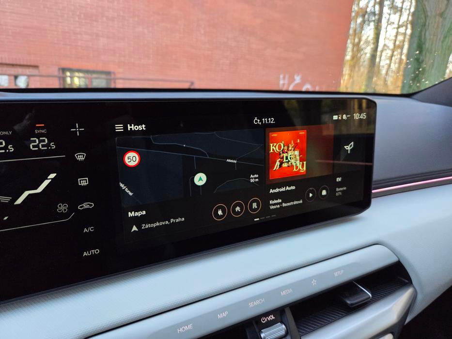 12,3palcový displej navigace a multimediálního systému má velmi dobrou grafiku, ale horší responzivitu.