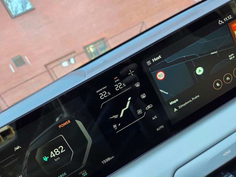 Pro ovládání klimatizace slouží primárně pětipalcový displej, který je ale skrytý částečně za věncem volantu.