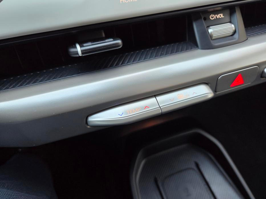 Teplotu lze nastavit i hardwarovými tlačítky.