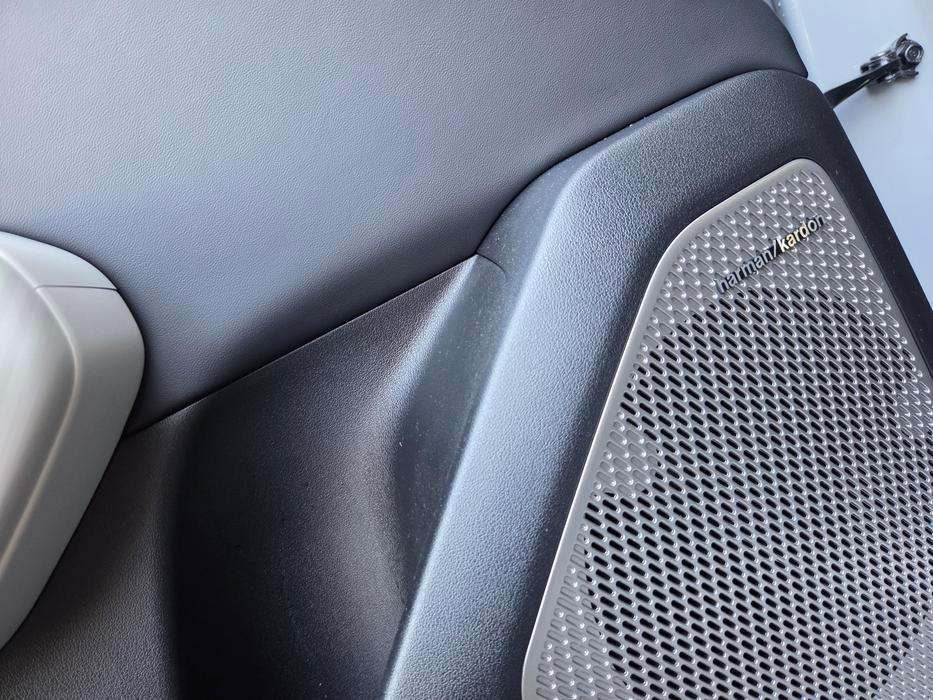 Audio Harman Kardon s osmi reproduktory a zesilovačem hraje fantasticky.