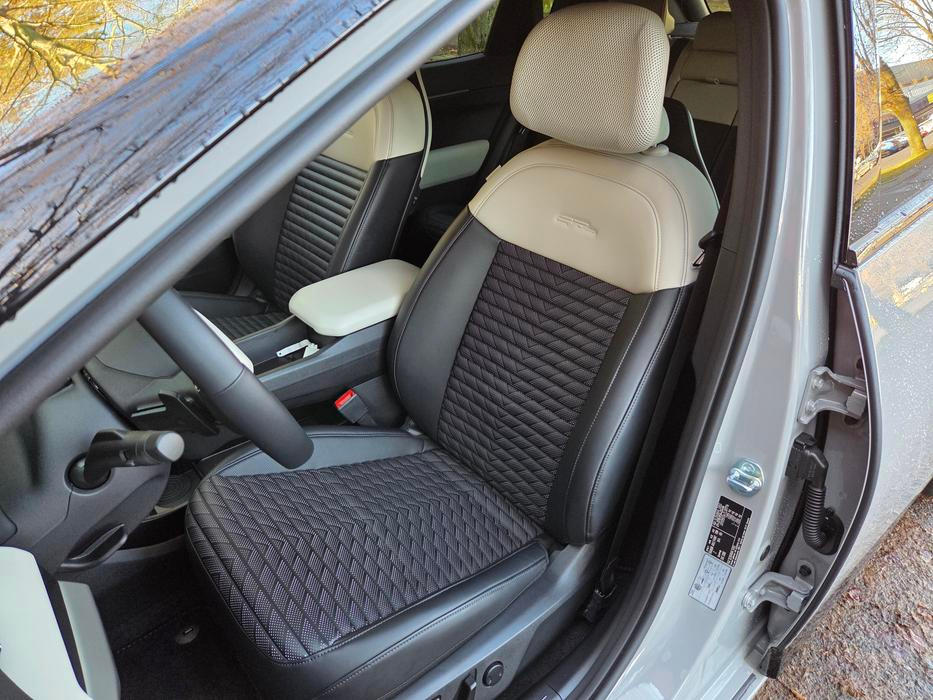 Přední sedadla mají ve verzi GT-Line standardně vyhřívání a ventilaci, k tomu elektrické ovládání sedačky řidiče a také velmi pohodlný tvar opěrek hlav.