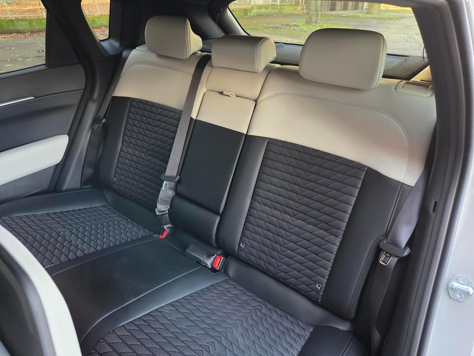 Vzadu je v EV4 královské množství prostoru hlavně před koleny, hatchback pak díky rovné střeše nestrádá ani nad hlavou.