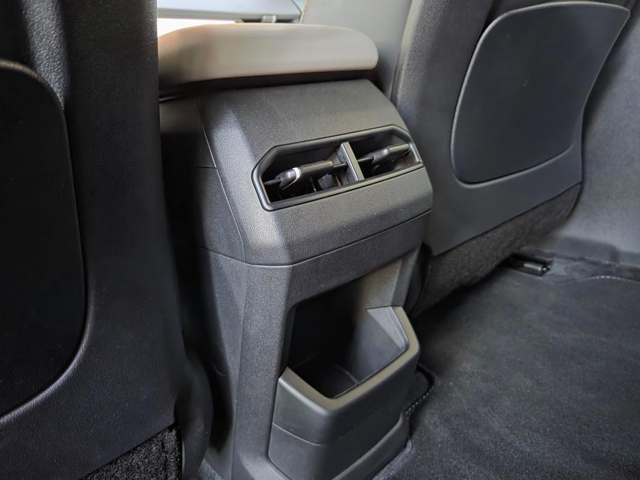 Pro cestující jsou vzadu výdechy ventilace a malá odkládací schránka.