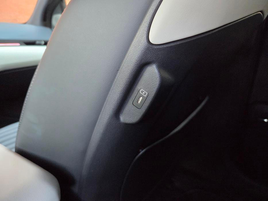 Cestující vzadu mají k dispozici i USB porty v opěradlech předních sedadel...