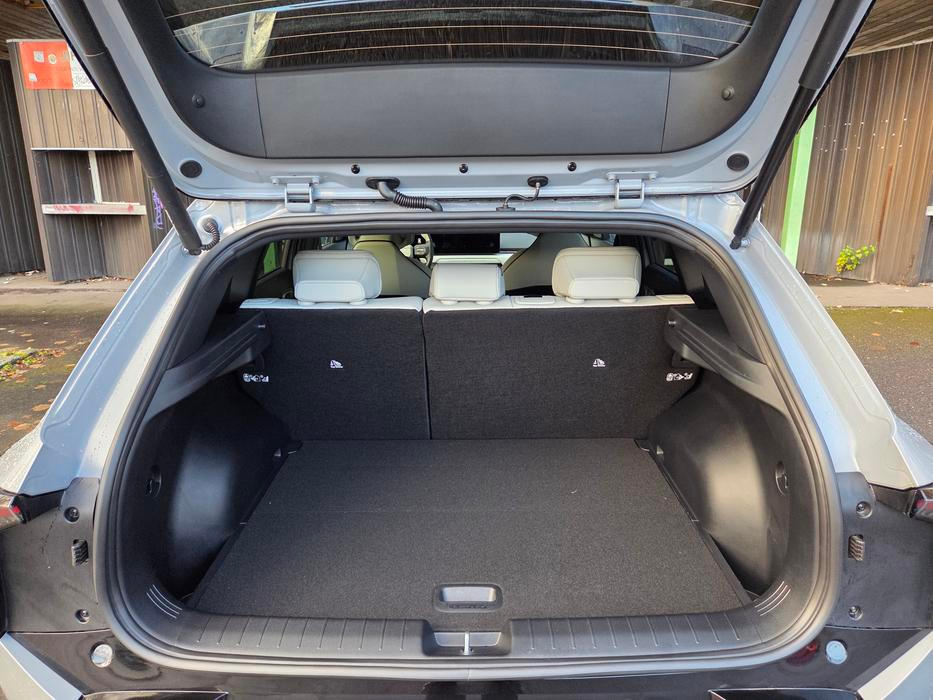 V základu má zavazadlový prostor 435 litrů, potěší malý schod mezi podlahou a nakládacím prahem.