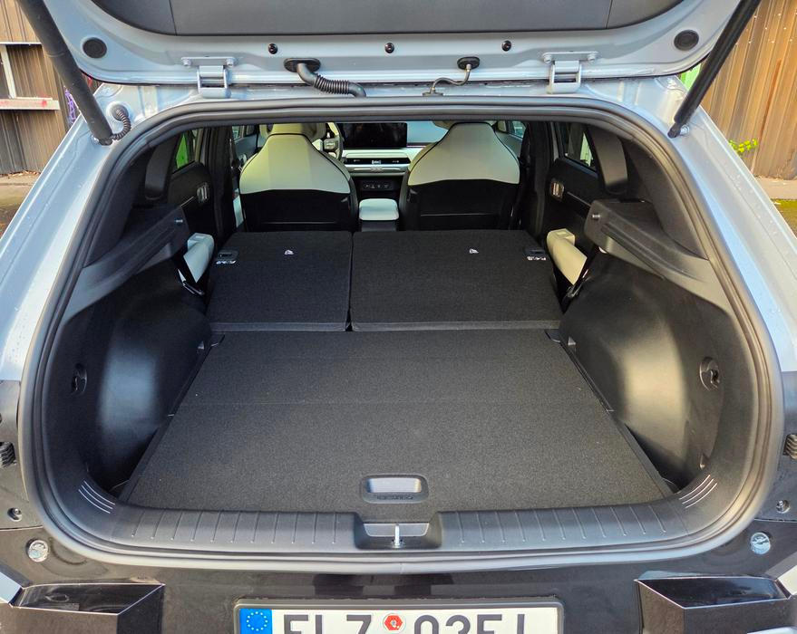 Zadní opěradla se sklápějí do roviny a vytvoří prostor o objemu 1415 litrů.