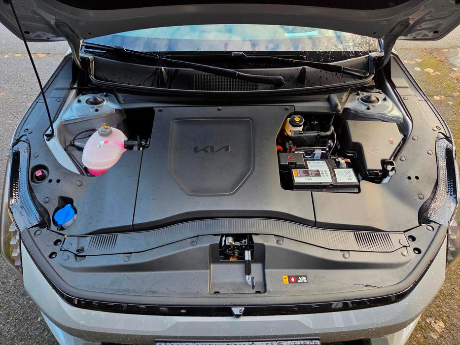 Vpředu není, na rozdíl třeba od sesterské EV3, frunk.