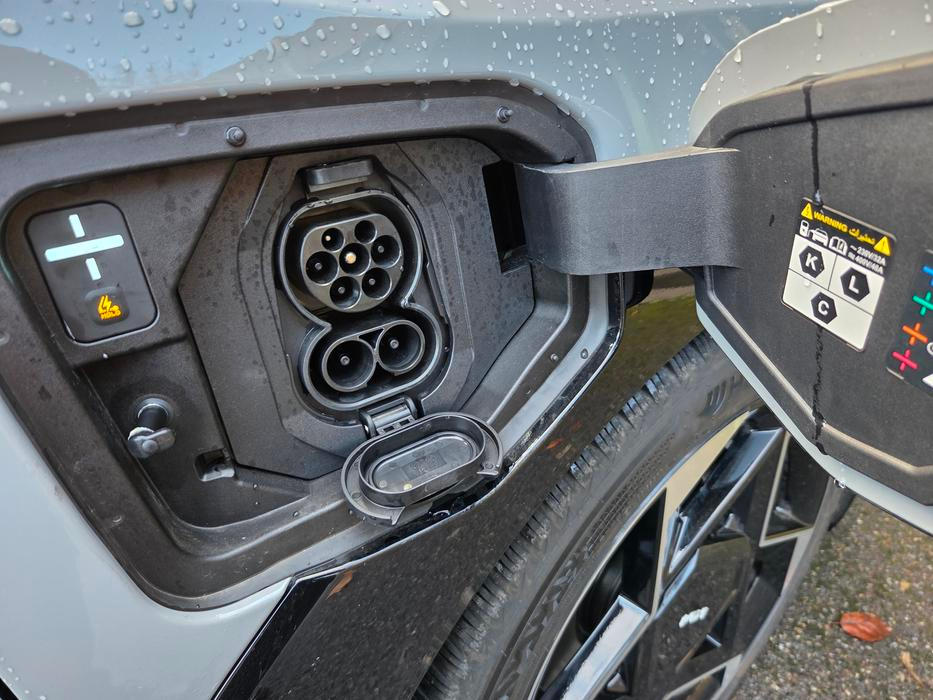 Nabíjení je možné 11 kW u střídavého a maximálně 128 kW u stejnosměrného proudu.