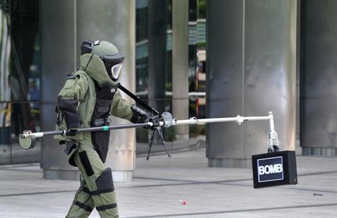 Pyrotechnici deaktivují výbušniny včetně improvizovaných zařízení nebo sebevražedných vest. Práce vyžaduje maximální koncentraci a odvahu kvůli vysokému riziku exploze. Technik EOD v ochranném obleku odstraňuje maketu bomby během protiteroristického cvičení v Soulu, Jižní Korea, 18. srpna 2010.