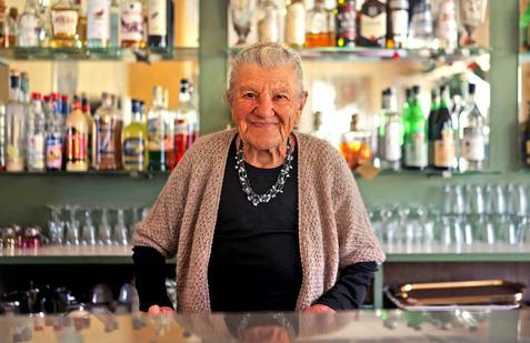 Tajemství dlouhověkosti v šálku kávy: 101 letá baristka Anna a její příběh