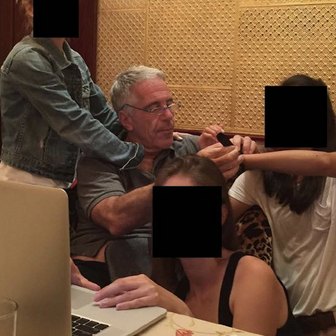 Finančník Jeffrey Epstein ve společnosti několika žen. Nejde zdaleka o ojedinělou zveřejněnou fotku.