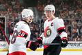 Útočníci Ottawy Claude Giroux (vlevo) a Brady Tkachuk při debatě na ledě