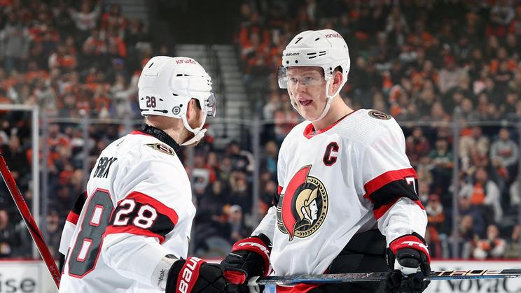 Útočníci Ottawy Claude Giroux (vlevo) a Brady Tkachuk při debatě na ledě