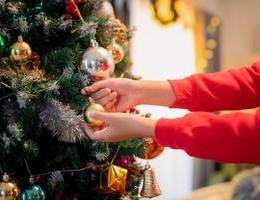 Zdobení vánočního stromečku může odhalit závažná onemocnění.