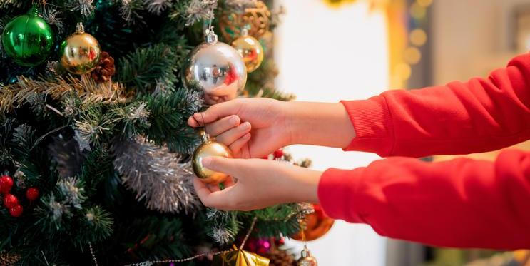 Zdobení vánočního stromečku může odhalit závažná onemocnění.