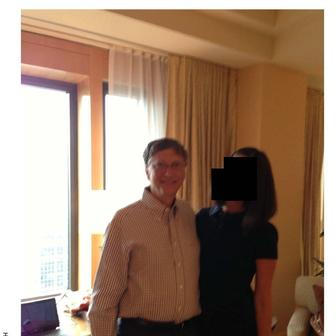 Bill Gates byl též vyfocen s neznámou ženou.