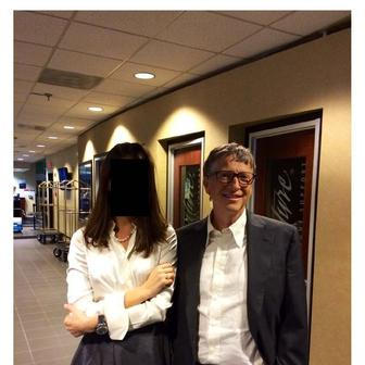 Bill Gates byl též vyfocen s neznámou ženou.