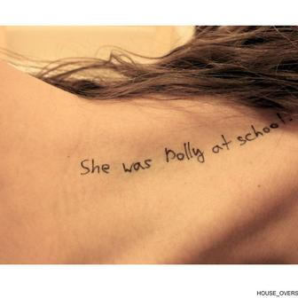 Fotografie dívky s citátem z knihy Lolila na těle ilustruje záliby lidí kolem Epsteina.